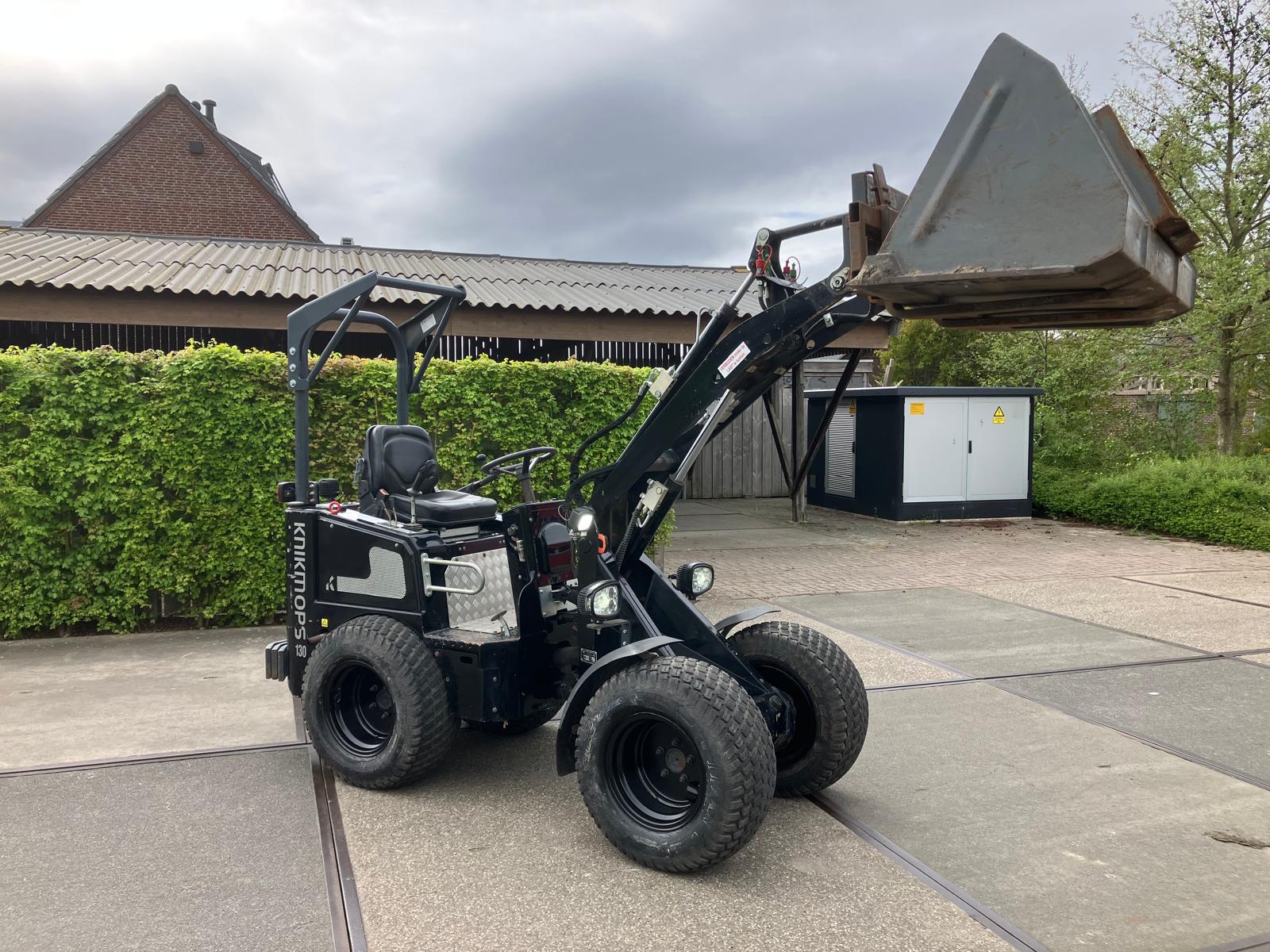 Knikmops 130 minishovel