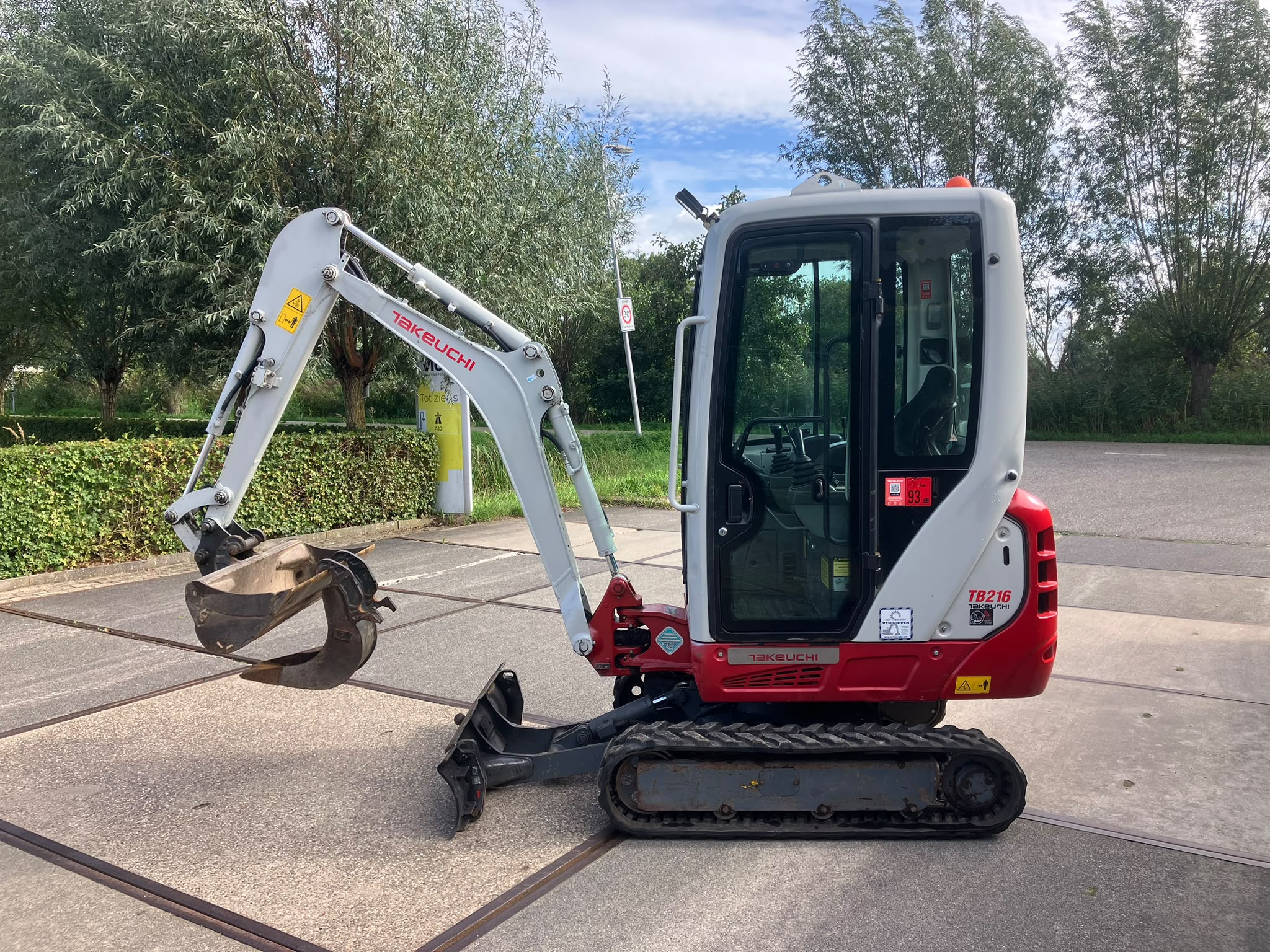 Takeuchi TB216 minigraver met bakken