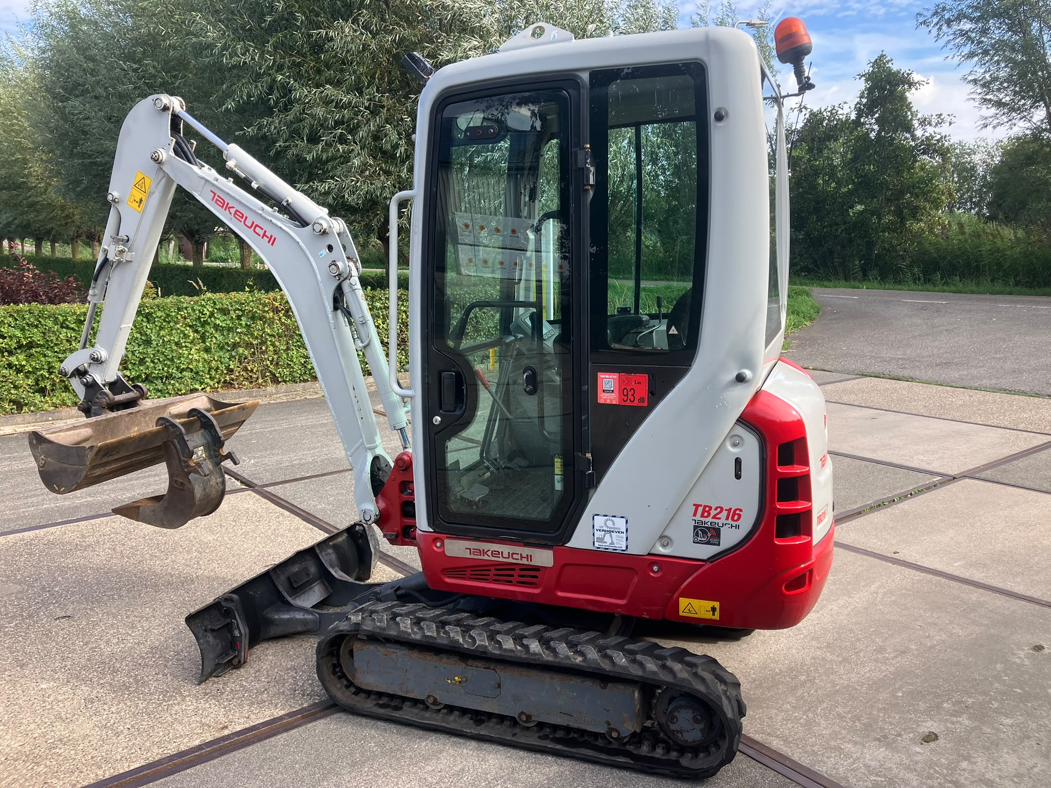 Takeuchi zijkant TB216